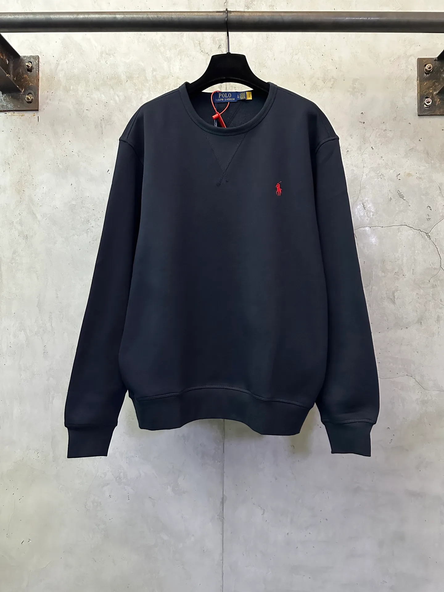P330 Ralph Lauren logo embroidered sweatshirt. Customized cloud-like honey cotton fleece sweatshirt material. It feels delicate and comfortable against the skin. It is mainly made of deep black and is decorated with exquisite white pony logo. It is highly recognizable. Customized hardware. Thread. Accessories. Matching. Same style for men and women. -Color: Black White Blue Gray -Size: S M L XL